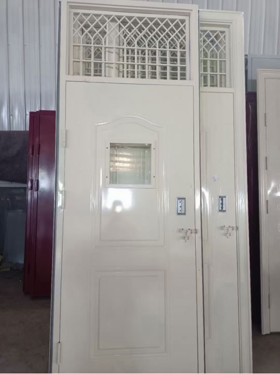 麦盖提学校教室门