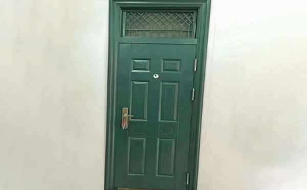 麦盖提学校教室门