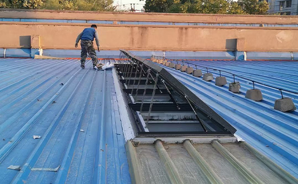 某区域性物流仓储中心麦盖提排烟窗系统安装项目